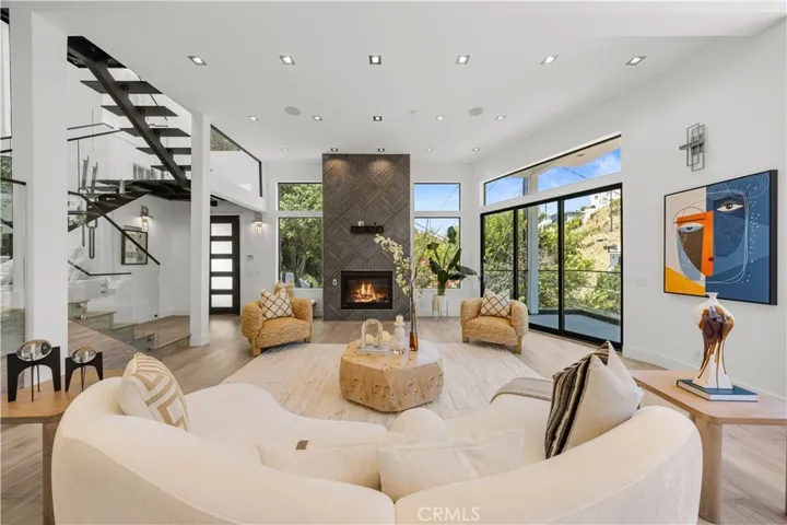 6358 La Rocha, Los Angeles, California 90068