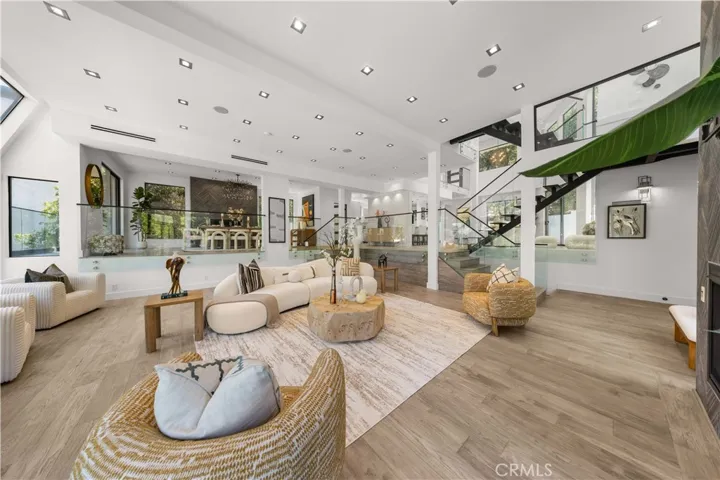 6358 La Rocha, Los Angeles, California 90068
