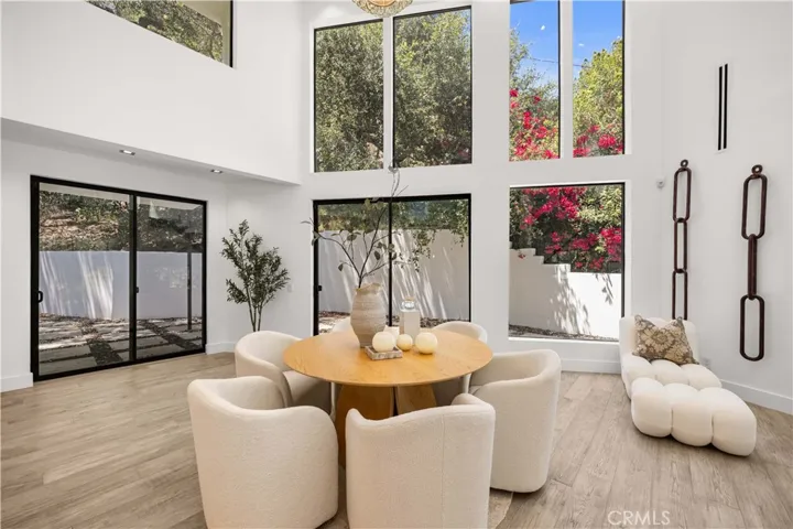 6358 La Rocha, Los Angeles, California 90068