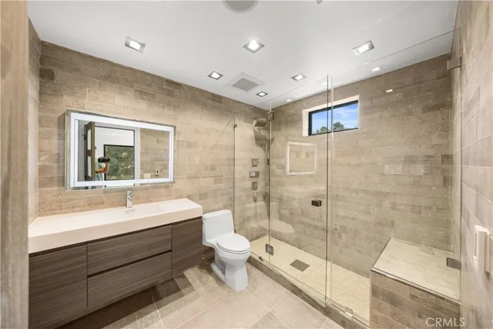 6358 La Rocha, Los Angeles, California 90068