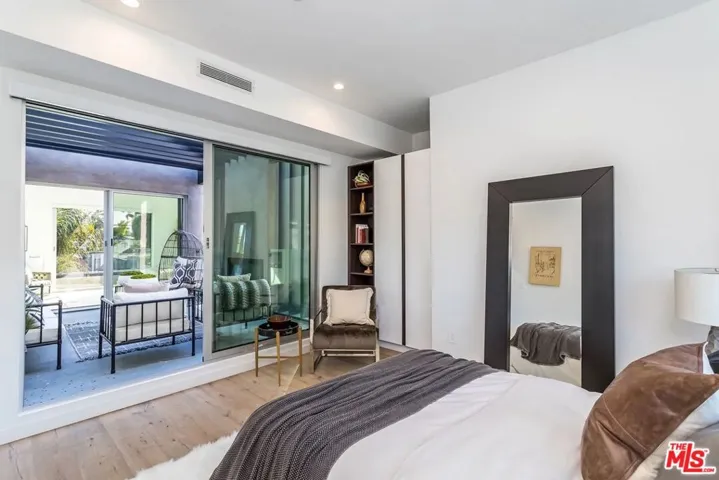 8932 Dorrington Avenue, Los Angeles, California 90048