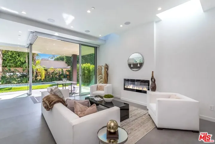 8932 Dorrington Avenue, Los Angeles, California 90048