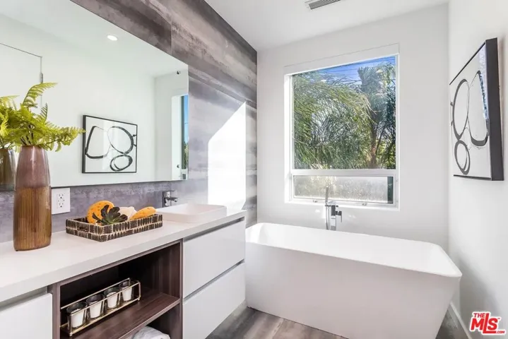8932 Dorrington Avenue, Los Angeles, California 90048