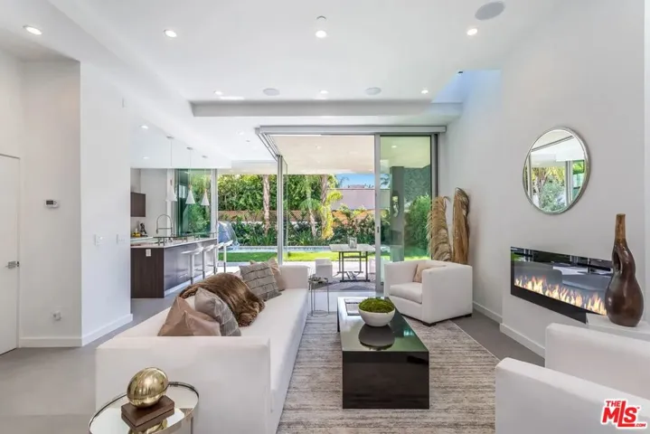 8932 Dorrington Avenue, Los Angeles, California 90048