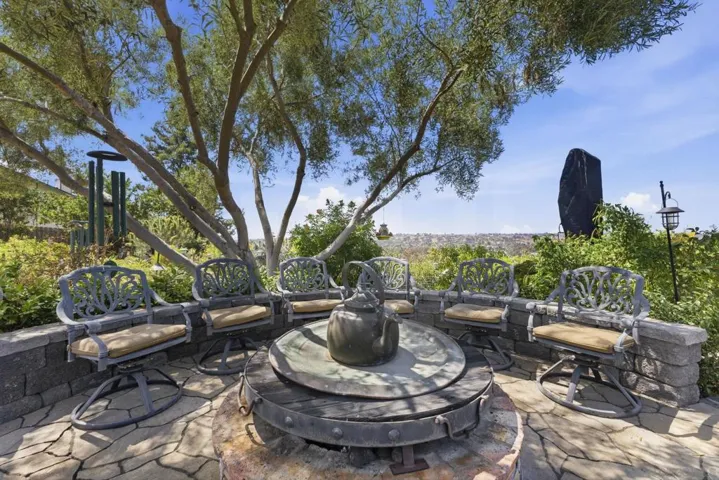 Natural gas burning firepit