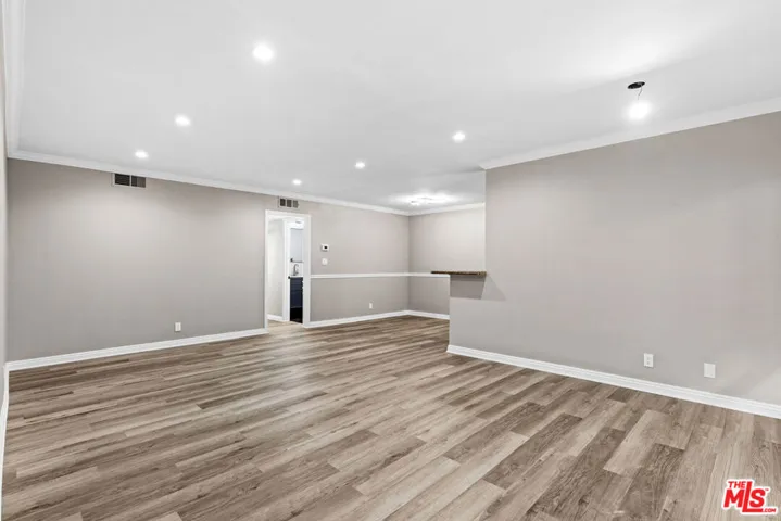 5320 Zelzah Avenue 214, Encino, California 91316