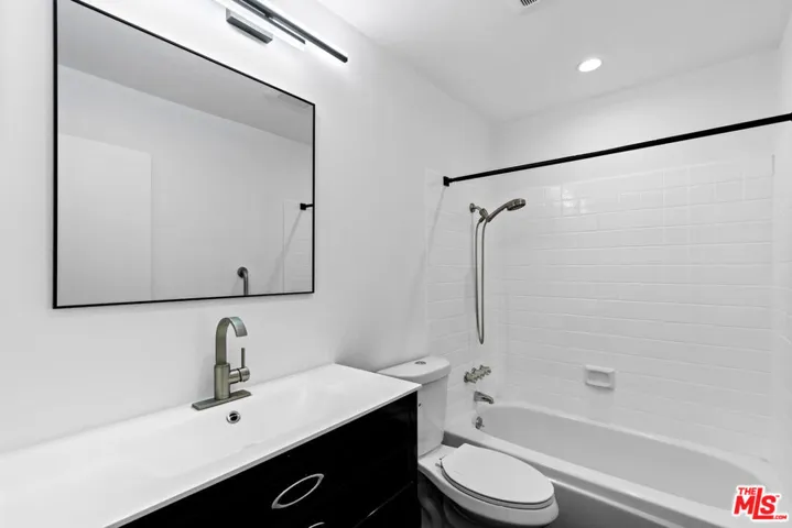 5320 Zelzah Avenue 214, Encino, California 91316