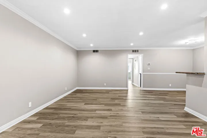 5320 Zelzah Avenue 214, Encino, California 91316