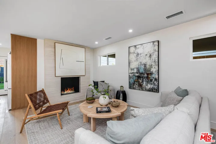 533 N Catalina Street, Burbank, California 91505