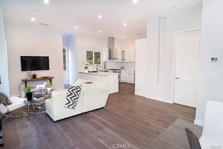 3841 Ridgemoor Drive, Studio City, California 91604