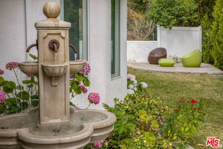 12004 Briarvale Lane, Studio City, California 91604