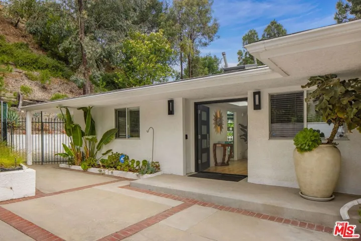 12004 Briarvale Lane, Studio City, California 91604