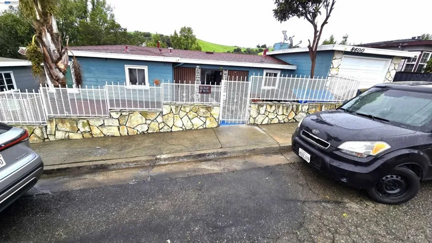 8600 Seneca Street, Oakland, California 94605