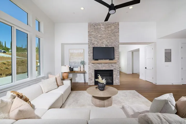 39301 Corte Venture, Temecula, California 92592