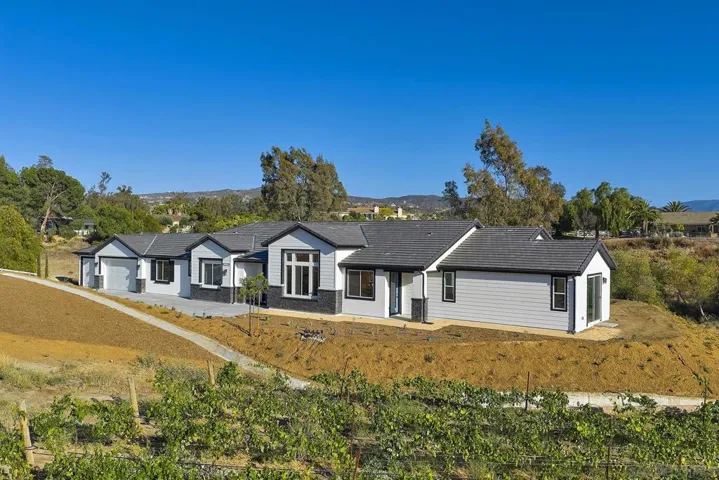 39301 Corte Venture, Temecula, California 92592