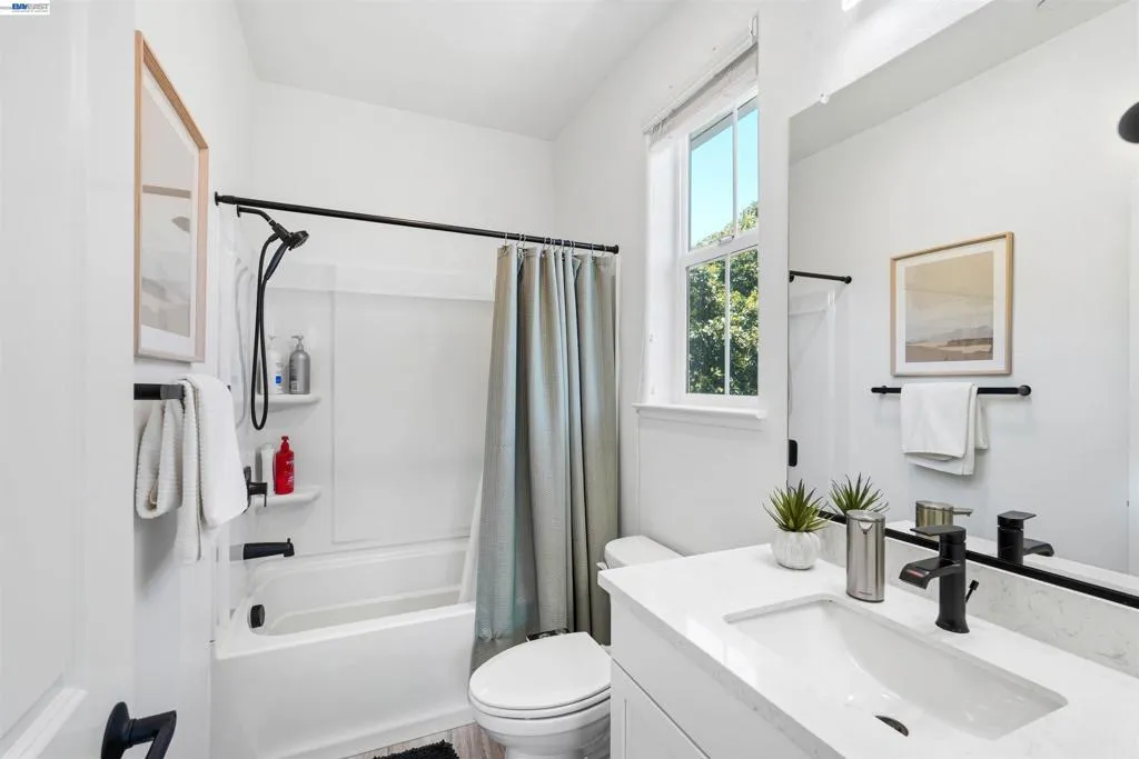 3rd Floor En-Suite Bathroom