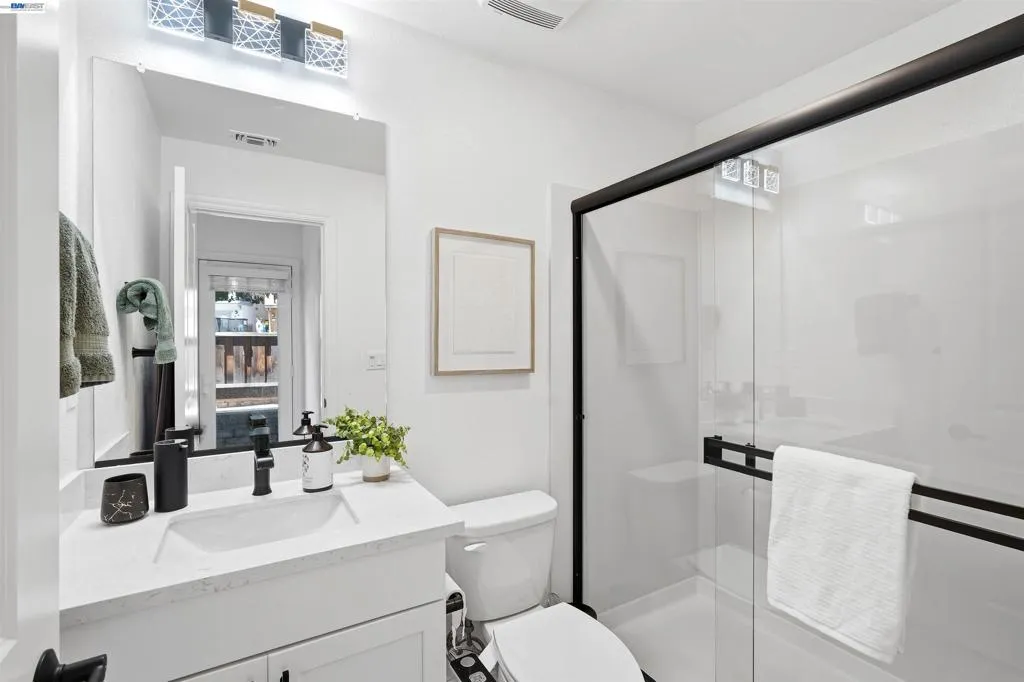 Main Floor En-Suite Bathroom