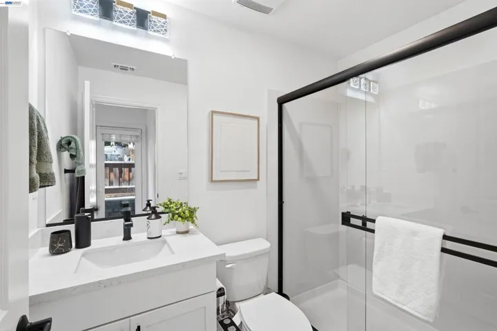Main Floor En-Suite Bathroom