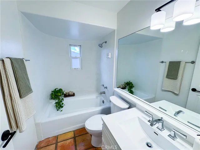 Upstairs Hallway Full Bathroom