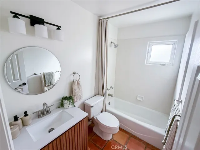 Main Living Area Full Bathroom