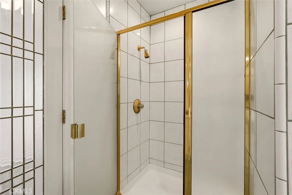 Full guest bathroom.