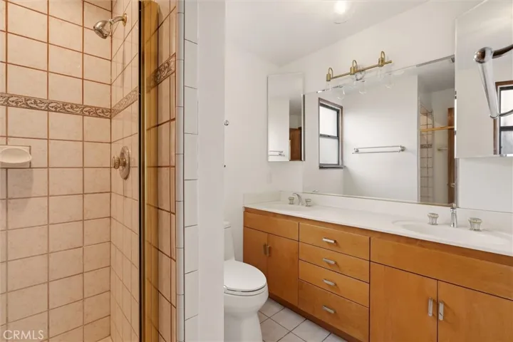 Full guest bathroom.