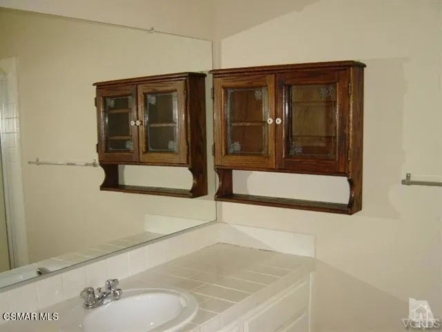 6813 Eaglehaven Lane Oak Park Bathroom
