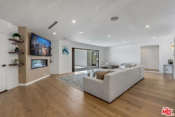 1287 Casiano Road, Los Angeles, California 90049