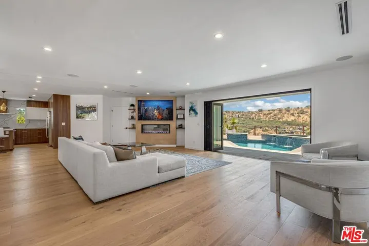 1287 Casiano Road, Los Angeles, California 90049
