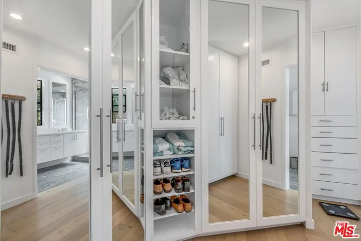 1287 Casiano Road, Los Angeles, California 90049