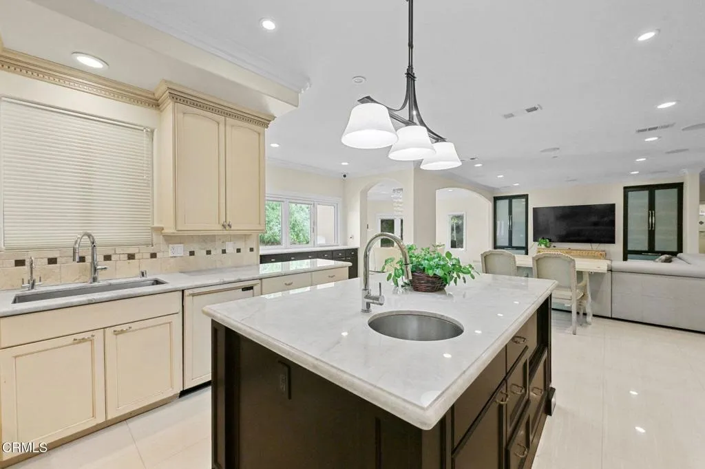 Kitchen to family Room