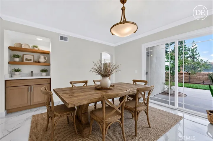 Virtually staged dining room