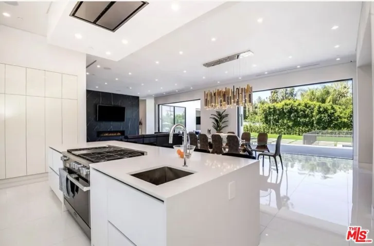 20141 Wells Drive, Woodland Hills, California 91364