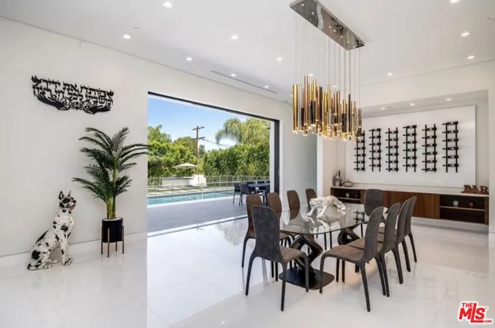 20141 Wells Drive, Woodland Hills, California 91364