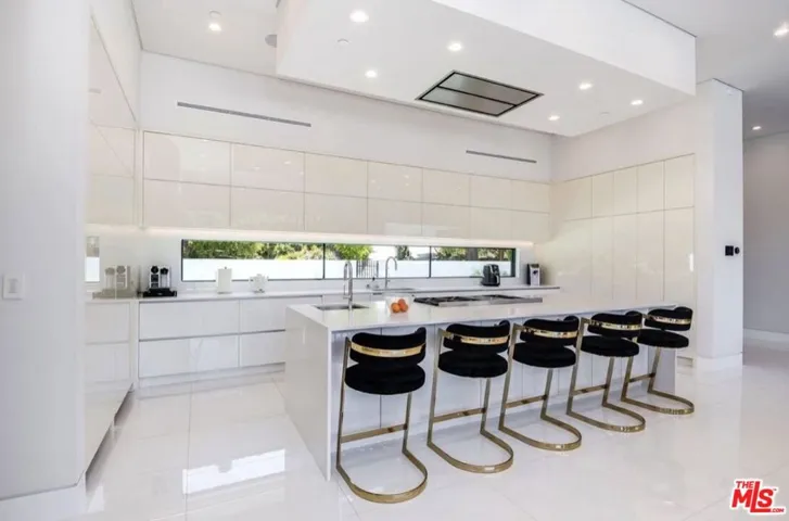 20141 Wells Drive, Woodland Hills, California 91364