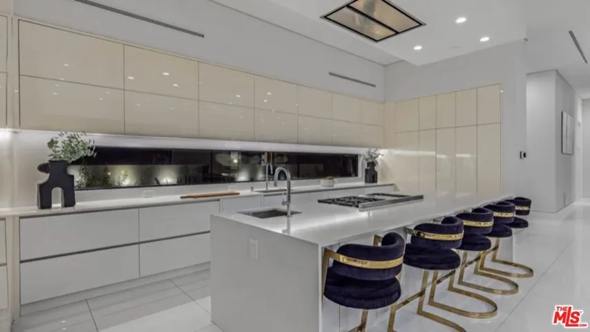 20141 Wells Drive, Woodland Hills, California 91364