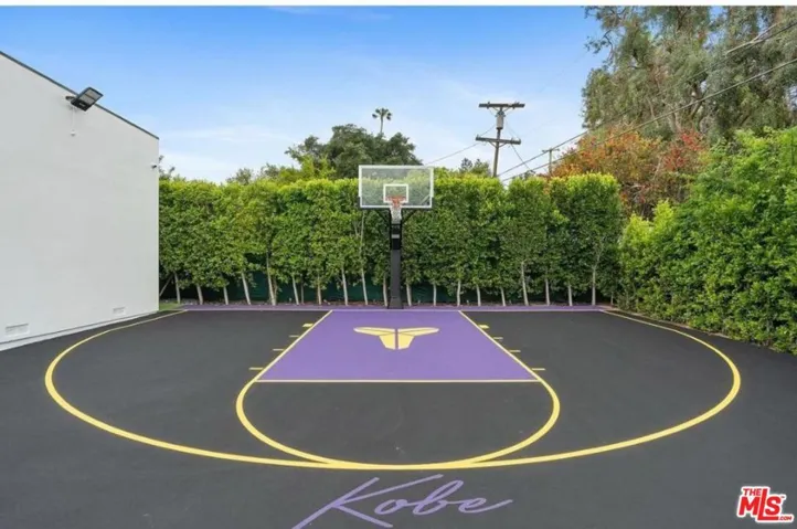 20141 Wells Drive, Woodland Hills, California 91364