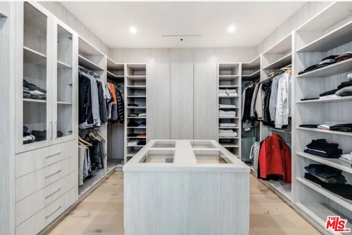 20141 Wells Drive, Woodland Hills, California 91364