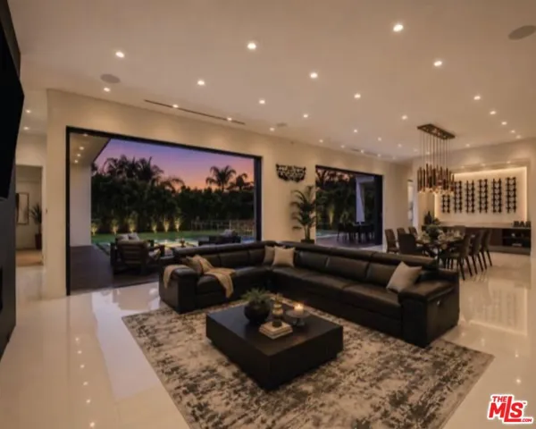 20141 Wells Drive, Woodland Hills, California 91364