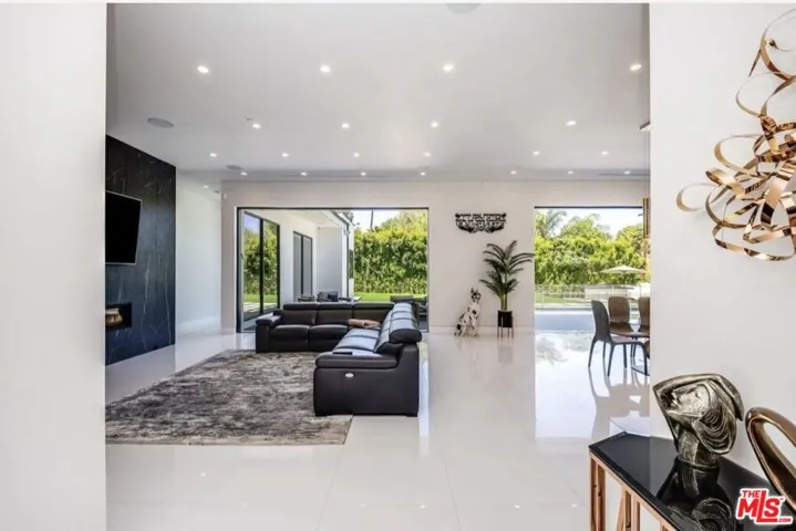 20141 Wells Drive, Woodland Hills, California 91364