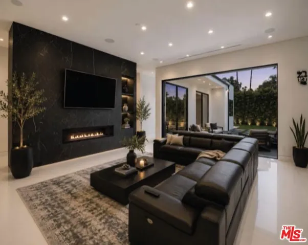 20141 Wells Drive, Woodland Hills, California 91364
