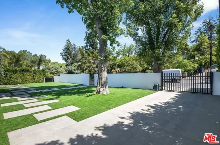 20141 Wells Drive, Woodland Hills, California 91364