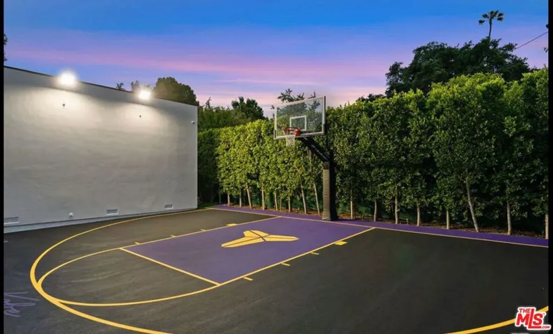 20141 Wells Drive, Woodland Hills, California 91364