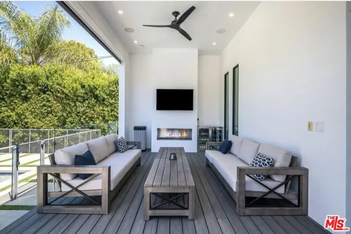 20141 Wells Drive, Woodland Hills, California 91364