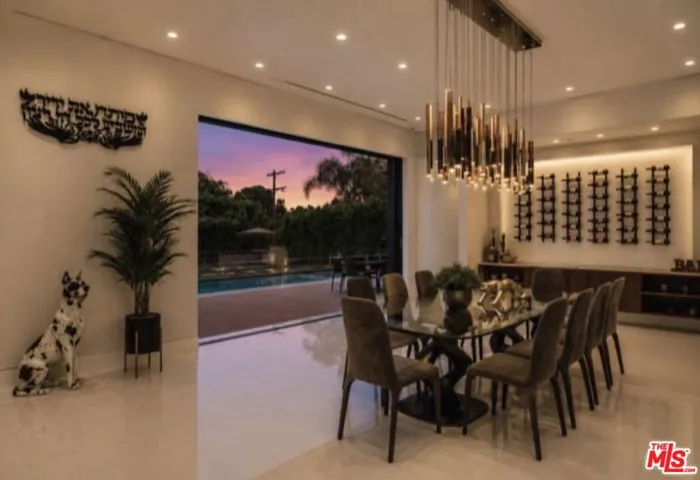 20141 Wells Drive, Woodland Hills, California 91364