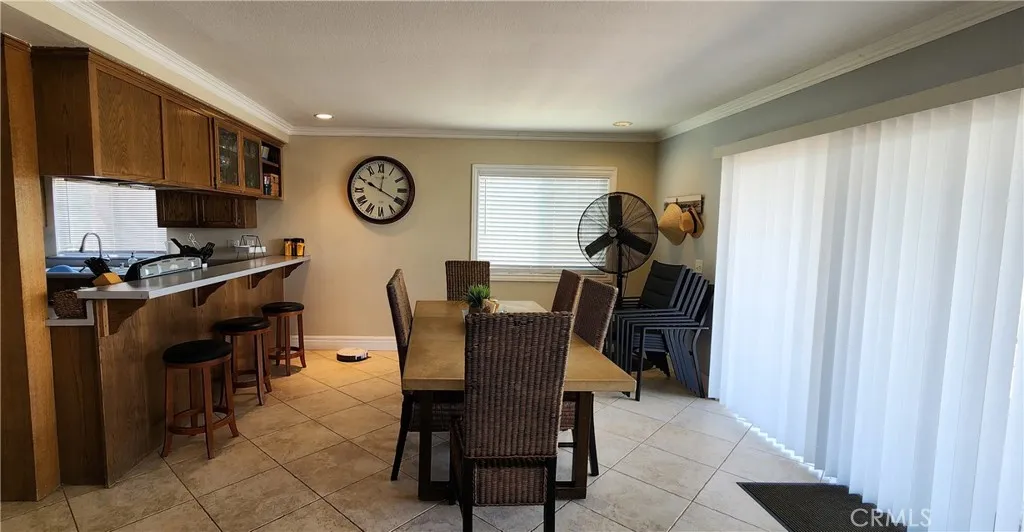 Dining area and breakfast bar