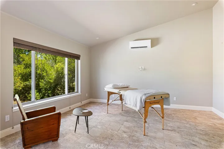 Studio/pool cabana room