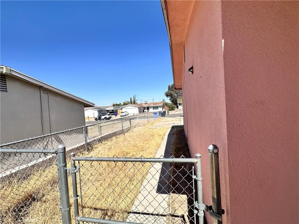 308 Ute, Barstow, California 92311 — photo 5