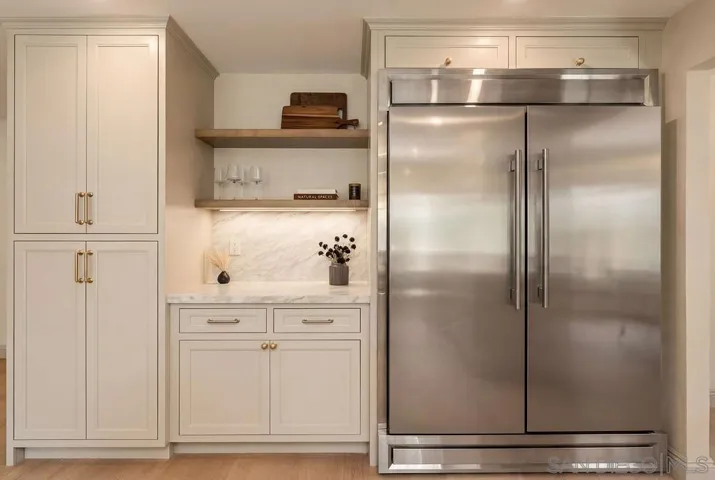 8390 Cliffridge, La Jolla, California 92037