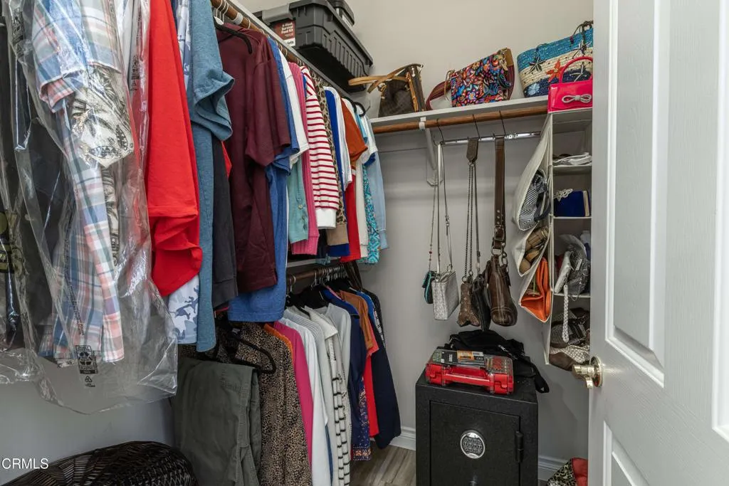 35_closet_2